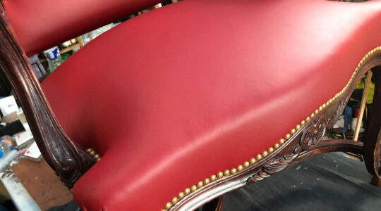 Photo d'une chaise en cuir refaite à neuf