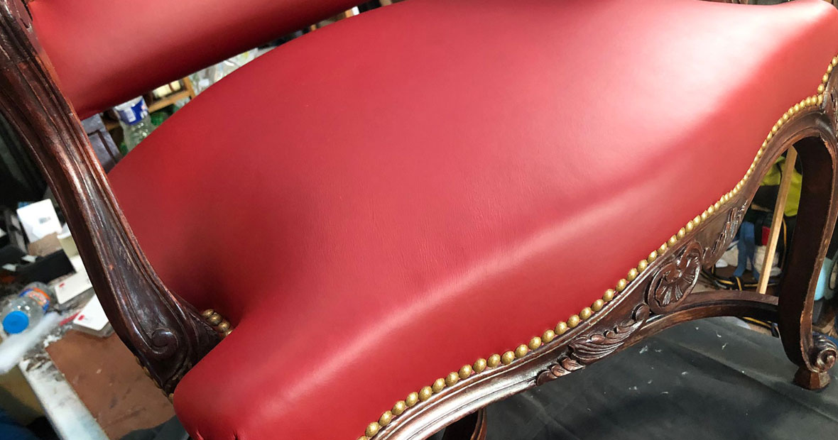 Photo d'une chaise en cuir refaite à neuf